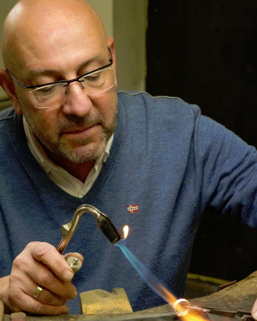 Franck Mellado au chalumeau dans son atelier